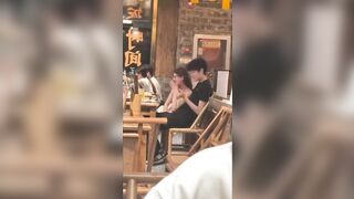 Cái tay ấy đang làm gì?