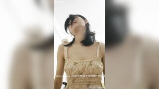 Em gái xinh xắn dễ thương lộ 1 bên ngực nhìn quá nứng (st)