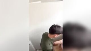 Thằng bạn cùng đơn vị được em méng đến thăm