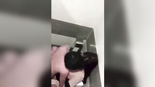 Dẫn con bạn vào wc phòng hát địt banh lồn bắn tinh vào lồn xuất trong dâm đãng