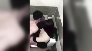 Dẫn con bạn vào wc phòng hát địt banh lồn bắn tinh vào lồn xuất trong dâm đãng