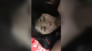 Bắn hết cả lên mặt bé