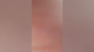 Em gái nứng vào nhà tắm thủ dâm