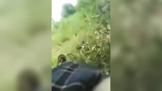 Dẫn em học sinh cấp 2 ra đồng địt nhau