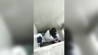 Quay lén 2 đứa bạn cùng lớp địt nhau trong nvs nữ rồi đăng lên confession trường