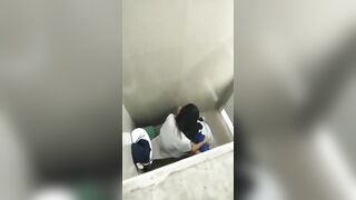 Quay lén 2 đứa bạn cùng lớp địt nhau trong nvs nữ rồi đăng lên confession trường