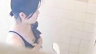 Quay lén em họ đang tắm thì nứng lồn thủ dâm