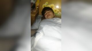 Chị gái lén bú cu thằng em lúc ngủ