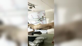 Quay lén em sinh viên tắm