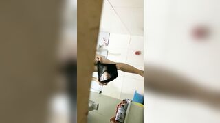Quay lén em sinh viên tắm