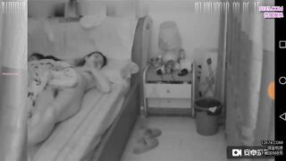Canh con ngủ say mẹ lén thủ dâm