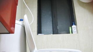 Đặt cam quay lén 2 chị em tắm