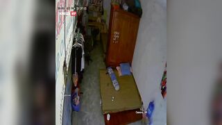 Hack camera vợ chồng shop quần áo