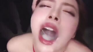 10 con cặc lân nhau bắn tinh vào mồm con đĩ cho em nó  nuốt hết vào bụng