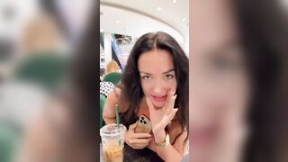 Lột chip khoe bím giữa trung tâm thương mại