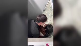 Quay lén đôi bạn họp lớp lén đụ trong wc