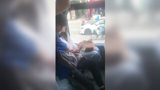 Mò Vú Người Yêu Trên Xe Buýt Công Cộng Bị Quay Lại 2