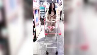 Cô gái khỏa thân trong siêu thị
