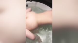 Chồng thì bé vợ mông to chubby địt bành bạch trong bồn tắm