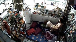 Hack cam quay lén địt nhau vụng trộm với mẹ kế khi bố vắng nhà P2
