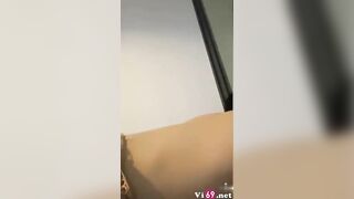 Vừa ăn mà thọc tay vào lồn e nó móc xong gạ djt nhau sướng vl