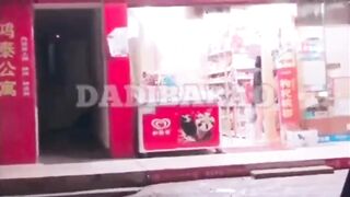 Cô gái không mặc quần áo nơi công cộng 21