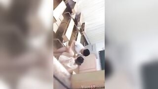 Vcl quay lén, 2 e học sinh djt nhau trong lớp học khi ko ai ở nhà