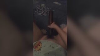 Yến Linh nhét chài đâm tiêu vào lồn thay sextoy