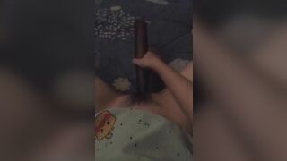 Yến Linh nhét chài đâm tiêu vào lồn thay sextoy