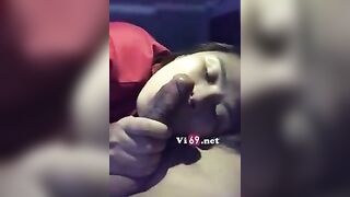 Em gái bị bỏ đói lâu ngày chơi xong anh còn dùng chân chọt bướm