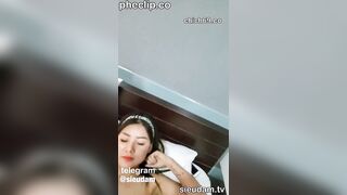 Con bạn đòi đi du lịch cùng Hứa cho djt nhau và khi đến khách sạn