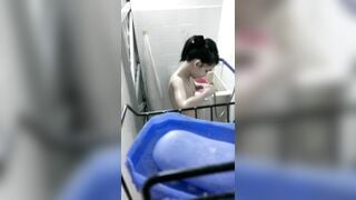 Quay lén em hàng xóm tắm thì bị phát hiện