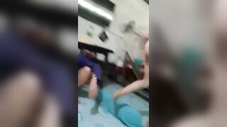 bà cô cho mấy thằng bạn nhậu của chồng mình bú lồn