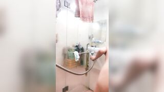 Em hàng xóm vú to lồn múp vừa tắm vừa khoe hàng ngon