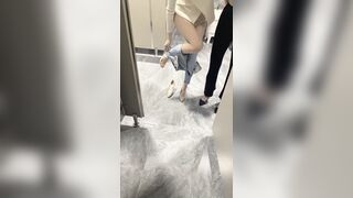 vào wc nữ gạ địt 2 em chân dài