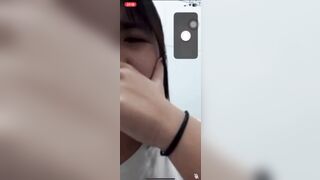 Dụ bé học sinh mập học chung lớp vô tolet gọi video cởi đồ xem body em ngon vãi