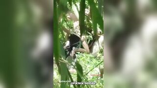 Vcl ạ, Quay lén 2 e L0P7 DÂN TỘC djt nhau trong rừng