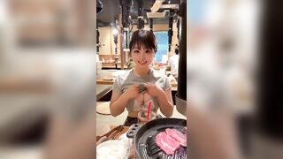 Những cô gái khoe hàng nơi công cộng 3