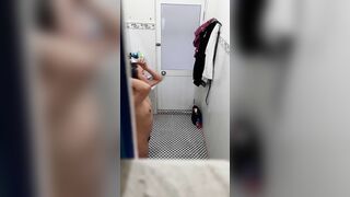 Quay lén em gái tắm lồn nhiều lông