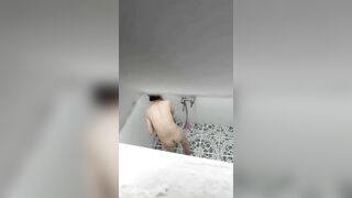 Quay lén bà dì tắm
