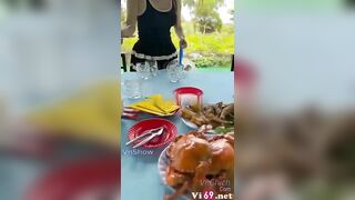 Độc lạ Miền Tây - Em nhân viên quán nhậu cho khách sờ bướm mút ngón tay ngay tại bàn