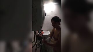 Quay lén em ny sinh viên tắm