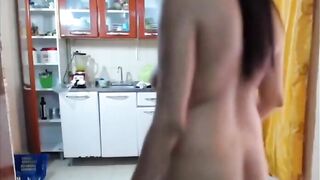 Cô gái thích khỏa thân khi làm bếp