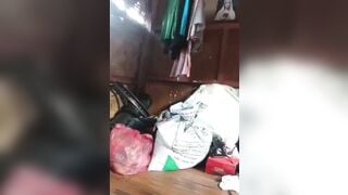Dang thủ dâm thì bị em trai phát hiện nhìn thấy