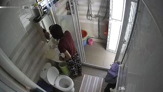 Hack Cam Ghi Lại Cảnh Sinh Hoạt Của 2 Mẹ Con