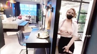 Cô gái khoe lồn nơi công cộng