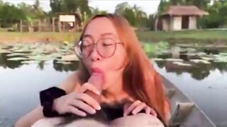 Đi chèo thuyền ra giữa hồ lại lên cơn nứng lồn bú cu mút mát kích thích