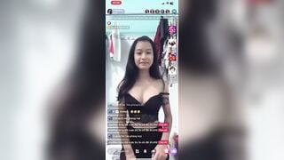 Nìi lộ clip show vú