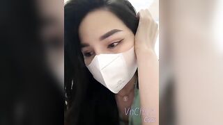 Eira 2004 móc lồn thủ dâm xong bôi lên đầu khách gội đầu