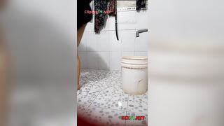 Quay lén Cô trẻ đi tắm, cô còn thản nhiên móc lồn ko bt bị quay
